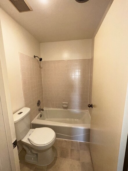 Building Photo - 121 S Swall Dr