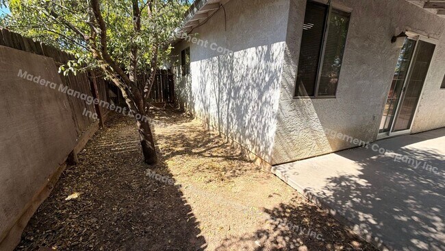 Building Photo - 4 bed/2 Bath - Available now