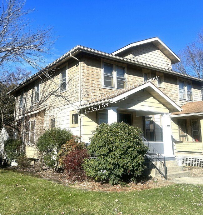 Building Photo - 979 King St