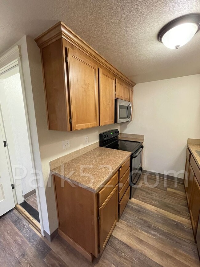 Building Photo - 401 N M St