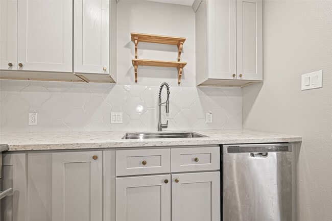 Building Photo - 1611 Drexel Dr