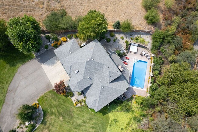 Building Photo - Stunning Home and Three Bay Shop Along Spo...
