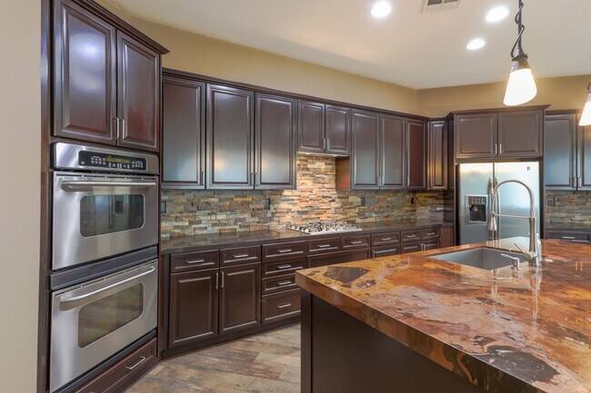 Building Photo - Fabulous Single Story 3 Bedroom Home Conve...