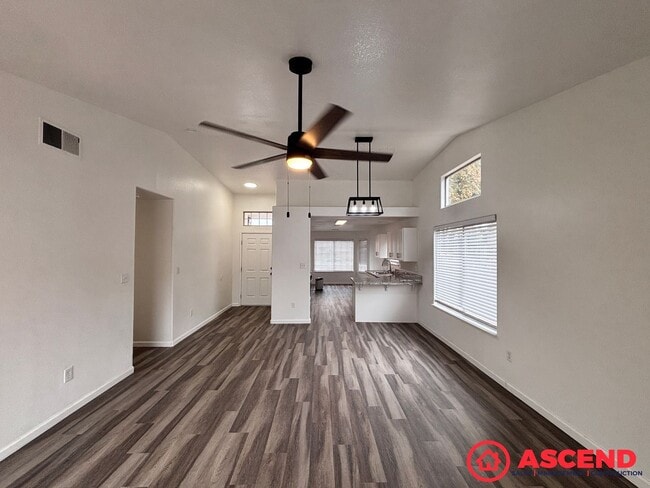 Building Photo - Beautiful 4 Bedroom Home In Rosedale!