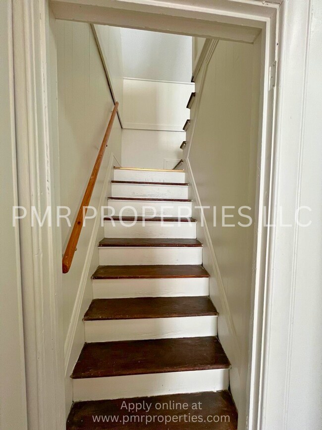 Building Photo - 2 Bedrooms / 1 Bathroom House