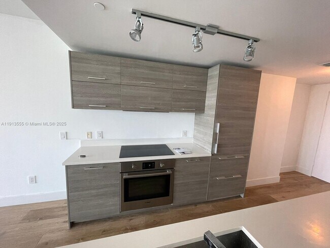 Building Photo - 650 NE 32nd St