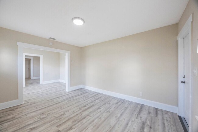 Building Photo - Cosy 2 bedroom 1 bath home with nice size yard $1850 SECTION 8 WELCOME**