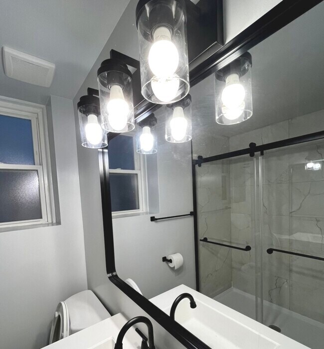 Building Photo - 1443 W Oakdale Ave