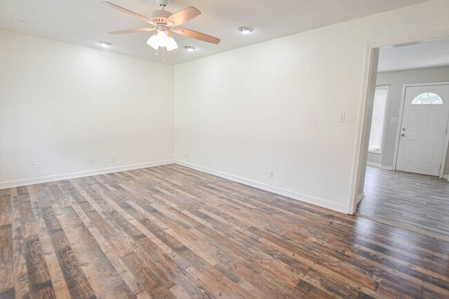 Building Photo - Updated Three Bedroom!