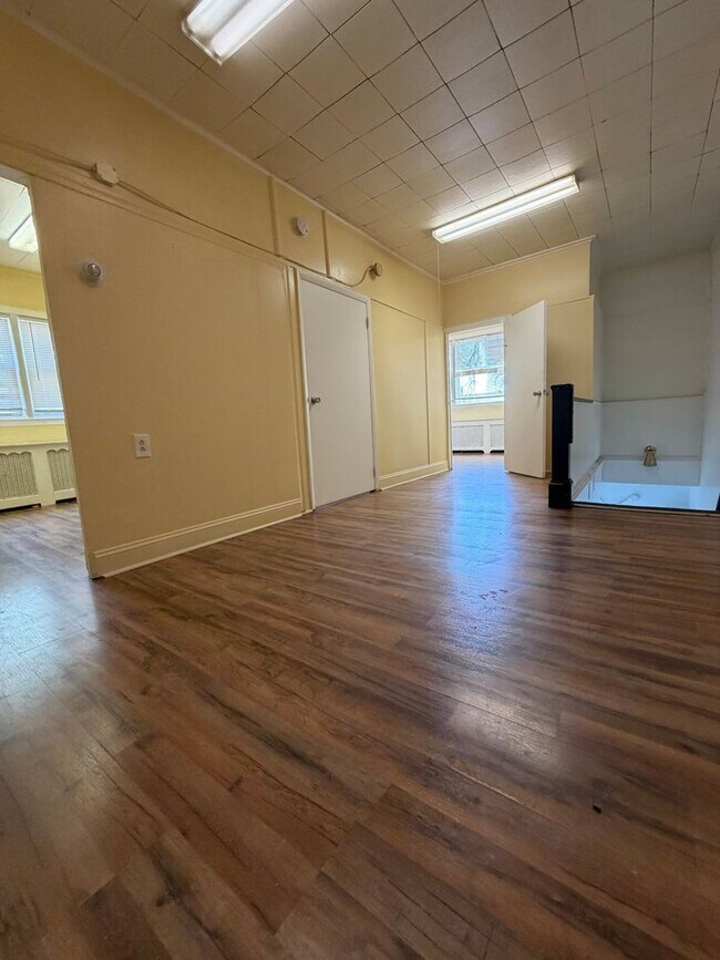 Building Photo - Stunning 3-Bedroom Apartment in Darby! Available NOW!