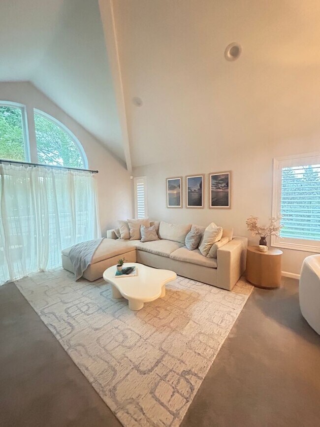 Building Photo - 2 Bed 2.5 bath townhome located on the golf course!