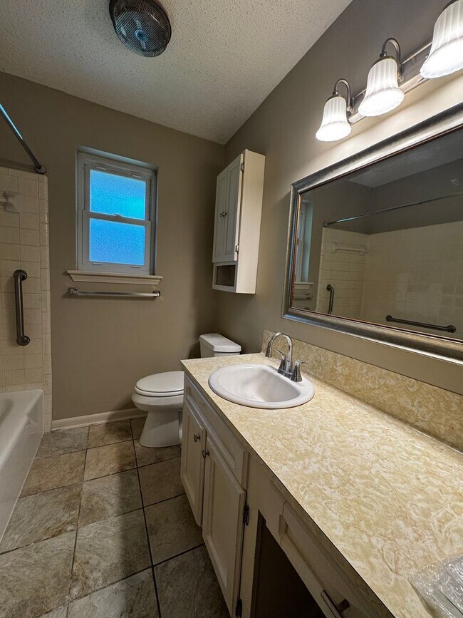Building Photo - 3BD/2BA House for Lease in Jackson Park - Central Community