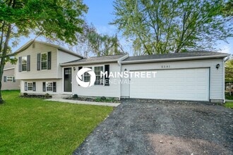 Building Photo - 3 Bedroom Pet-Friendly Home in COLUMBUS, OH with Main Street Renewal