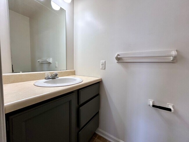 Building Photo - Two Bedroom Townhome In Southeast Grand Rapids