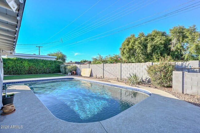 Building Photo - 6816 E Coronado Rd