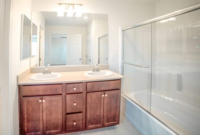 Building Photo - MOVE-IN READY! AMAZING 2023 3-BEDS 2.5 BAT...