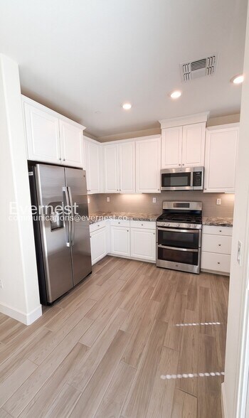 Building Photo - 7912 Titan Dr