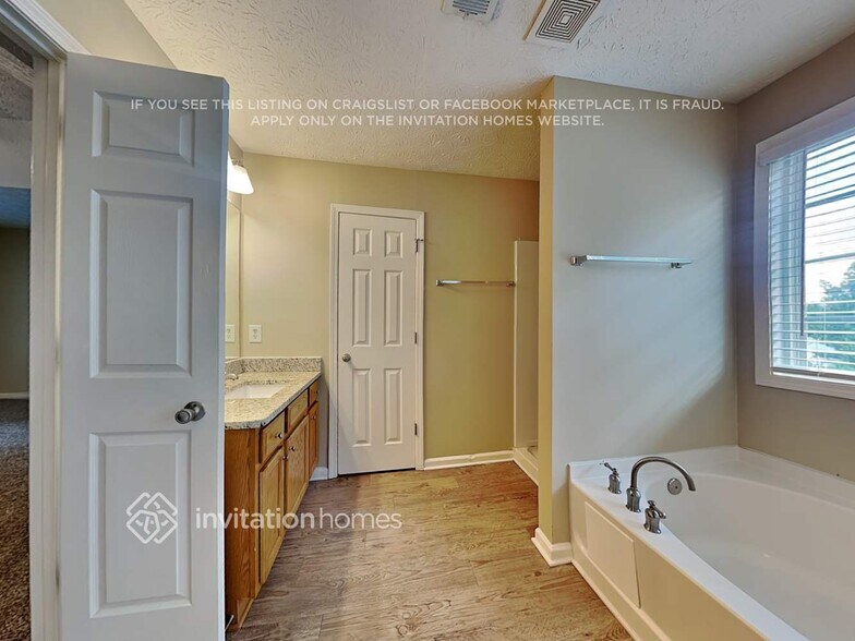 Building Photo - 5622 Elwood Cir