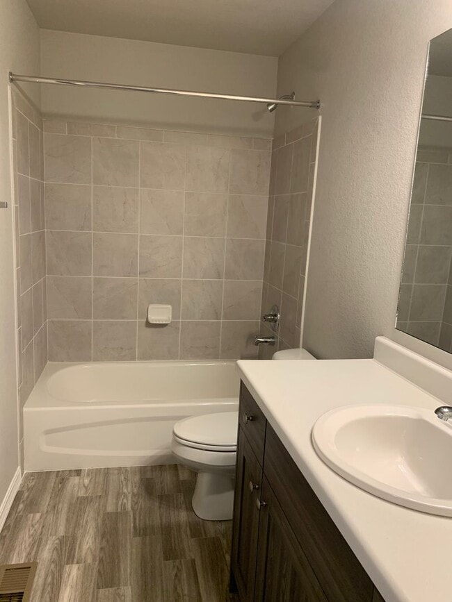 Building Photo - 3 BEDROOM TOWNHOME LOCATED in the The Town...