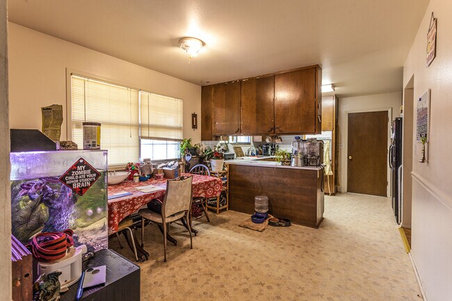 Building Photo - 1100 Skyline Dr