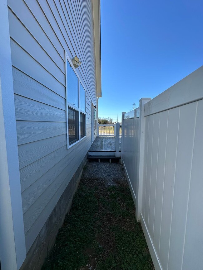 Building Photo - 3 Bed / 2.5 bath Home in Knoxville | Vaulted Ceilings | Gas Fireplace | HOA Community