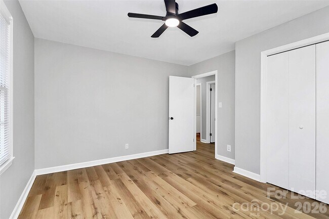 Building Photo - 526 Julia Ave