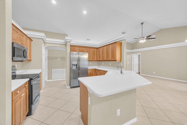 Building Photo - 729 SW Sardinia Ave