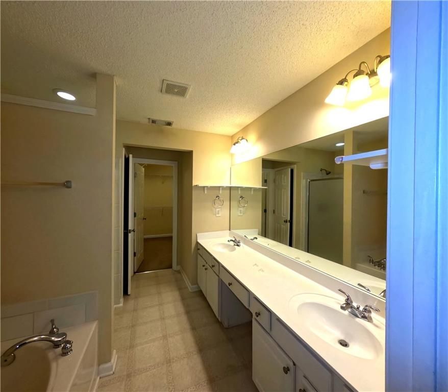 Building Photo - 4132 Royal Regency Cir