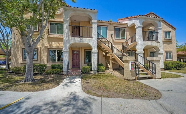 Building Photo - Stunning corner-unit condo in prime West M...