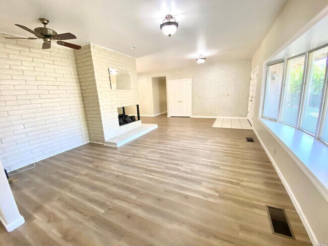 Building Photo - 723 Brookside Dr