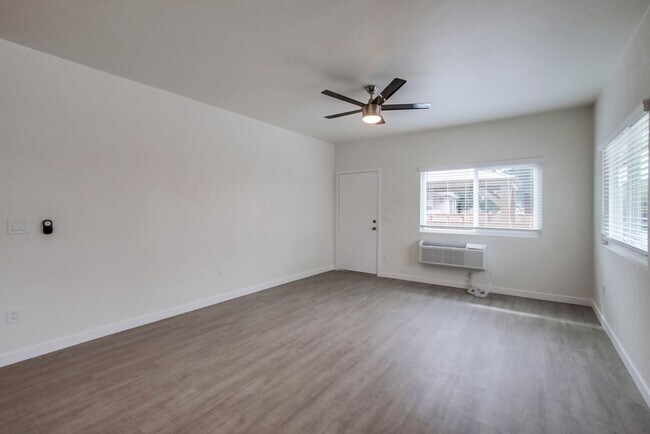 Building Photo - XL Studio - Newly renovated with large wal...