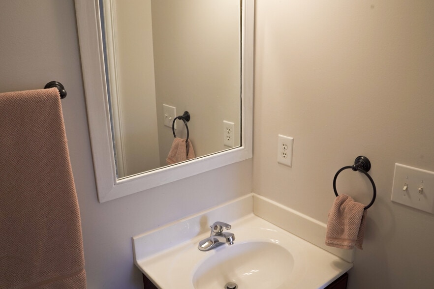 First Floor - Hallway Half Bath next to Primary Bedroom and Laundry Room Picture #2 - 393 Hays Blvd