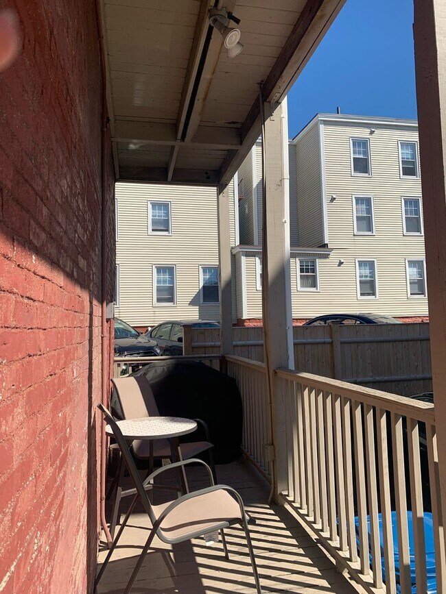 Building Photo - 164 Pearl St