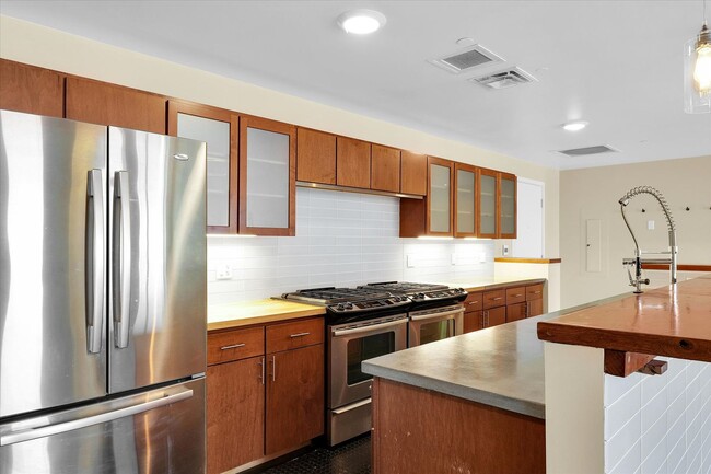 Building Photo - 3,400 SQFT CONDO IN DOWNTOWN CHAMPAIGN W/ ...