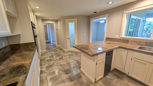 Building Photo - Single level 3 bedroom 2 bath home in the ...