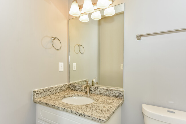 Building Photo - Nice Bedroom in Clarksville!