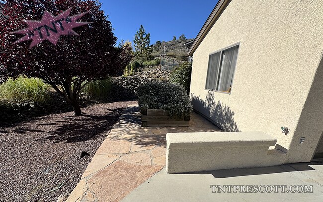 Building Photo - Home in Cliff Rose HOA ~ Winter Special!!