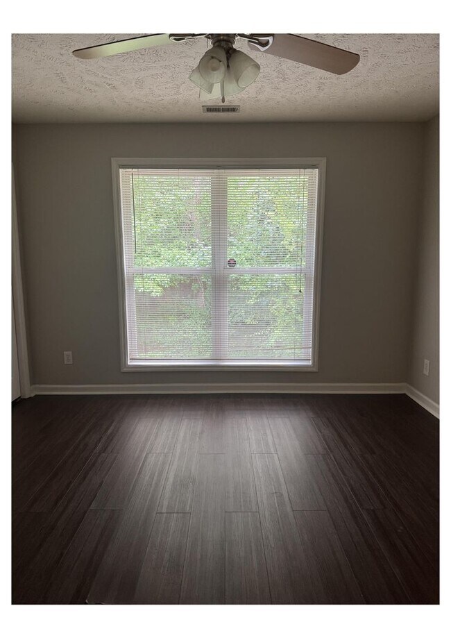 Building Photo - Spacious 2-Bedroom, 2-Bathroom Apartment in Fayetteville