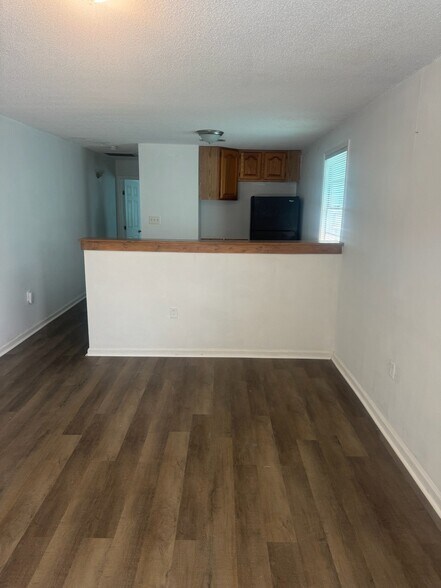Building Photo - 516 S Hennessey St