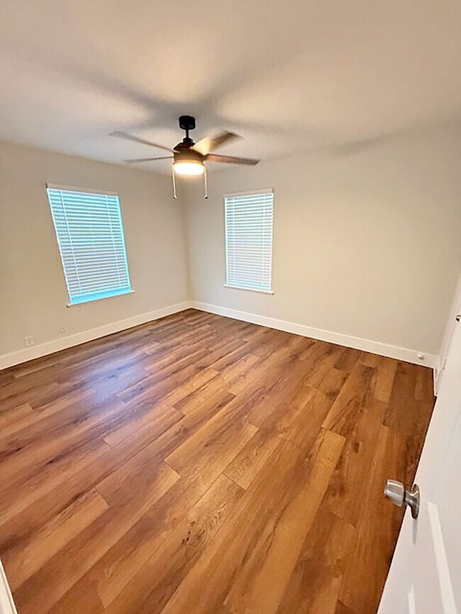 Building Photo - NIce 2 Bdrm 1 Bath Home near UNT and I-35E...