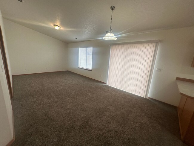 Building Photo - MOVE IN SPECIAL! New Carpet, flooring & pa...