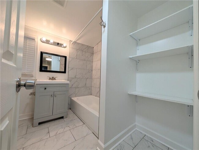 Building Photo - 1716 Thompson Ave