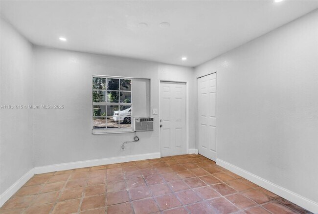 Building Photo - 1045 NE 131st St