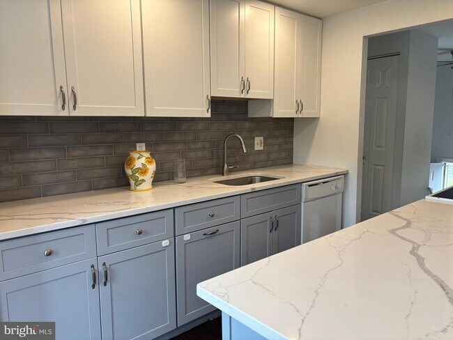 Building Photo - 25936 Largo Ct