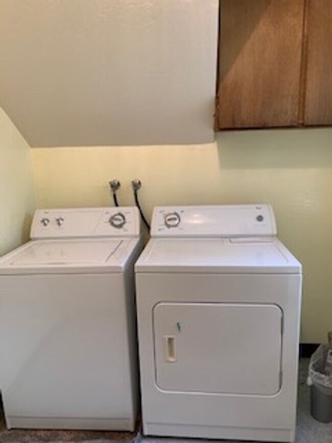 Building Photo - 4 Bedroom 2.5 Bath  with loft ,office, and sauna