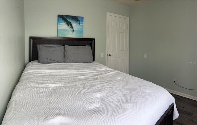 Building Photo - 8121 Fan Palm Way