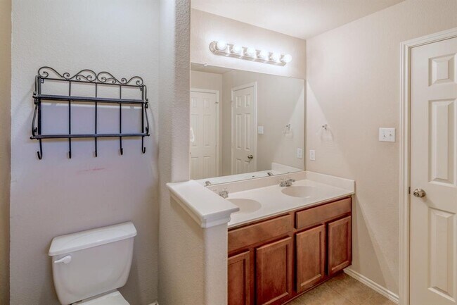 Building Photo - 328 Baldwin St