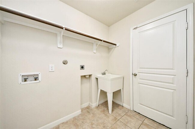 Building Photo - 5710 Camelia Evergreen Ln