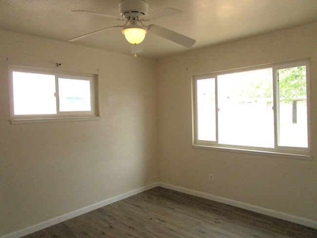 Building Photo - Please contact Vaughn Realty to set up an ...