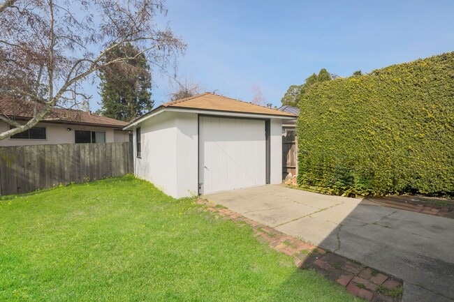 Building Photo - 3 Bedroom Home In Kensington!